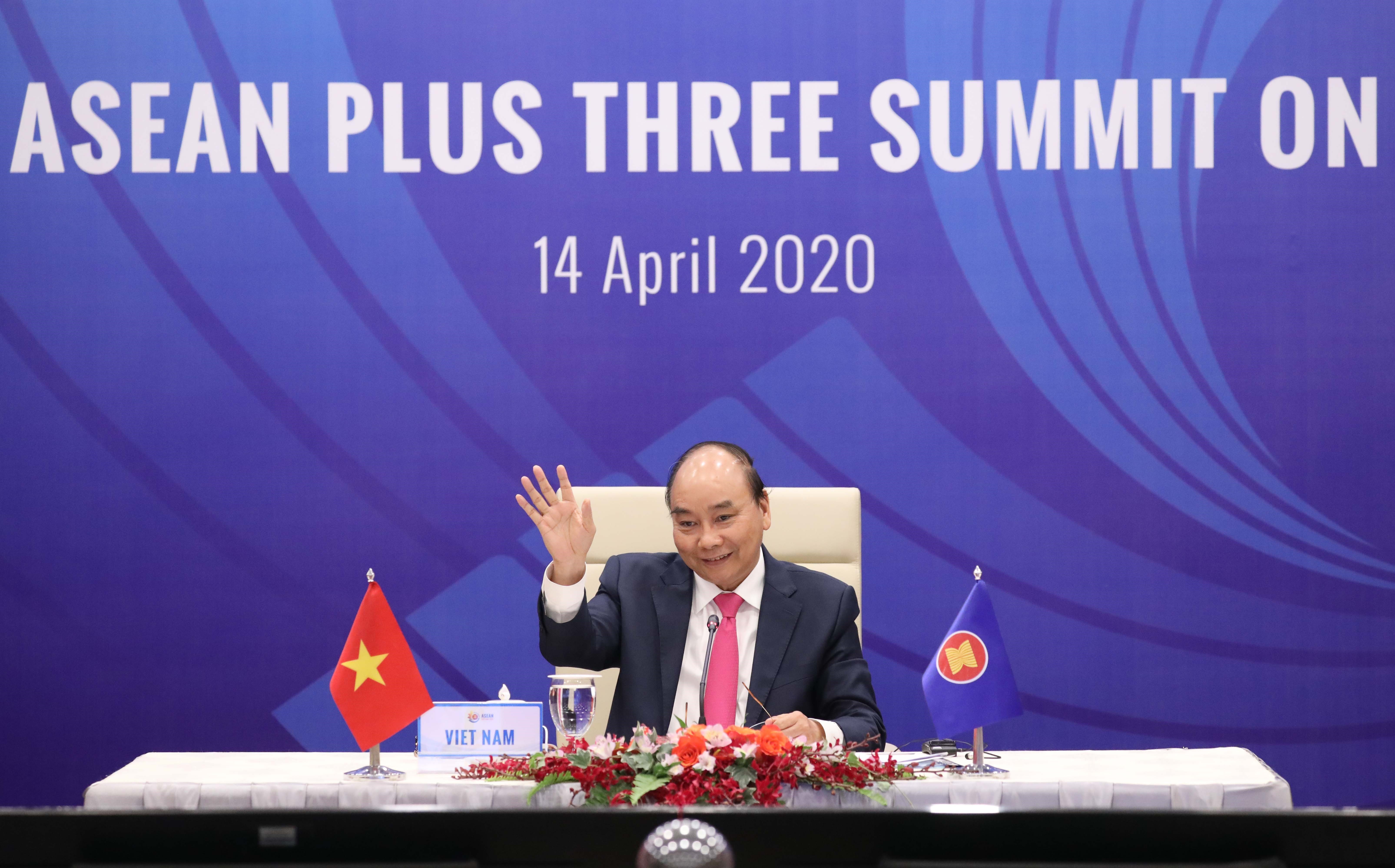 Thủ tướng Nguyễn Xuân Phúc, Chủ tịch ASEAN 2020 phát biểu bế mạc Hội nghị Cấp cao đặc biệt trực tuyến ASEAN với các đối tác Hàn Quốc, Nhật Bản và Trung Quốc (ASEAN+3) về ứng phó với dịch bệnh COVID-19. (Ảnh: Thống Nhất/TTXVN)