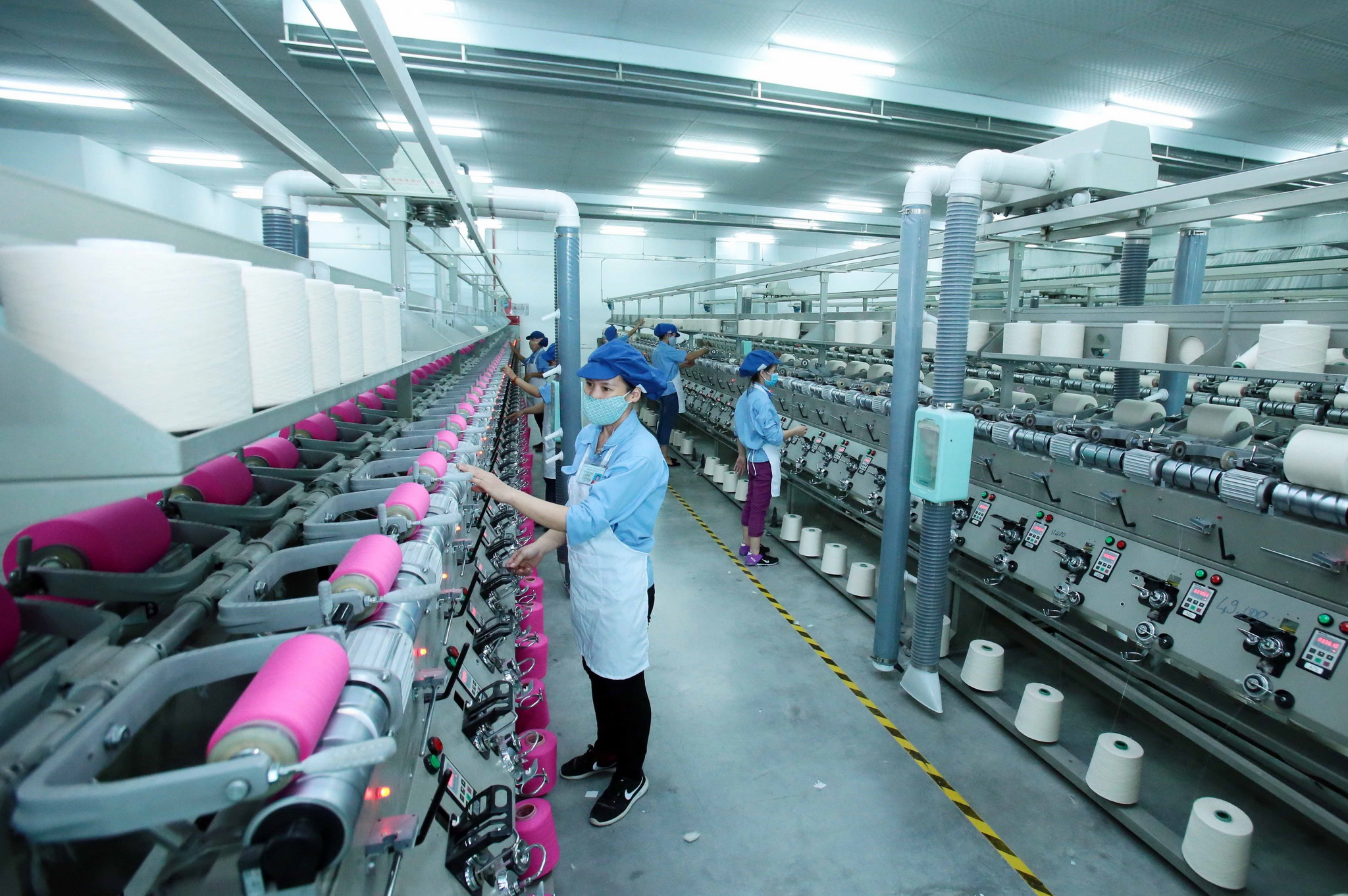 Công nhân sản xuất sản phẩm dệt nhuộm tại Công ty TNHH Dệt nhuộm Jasan Việt Nam (Khu Công nghiệp Phố nối B, Yên Mỹ, Hưng Yên). (Ảnh: Phạm Kiên/TTXVN)