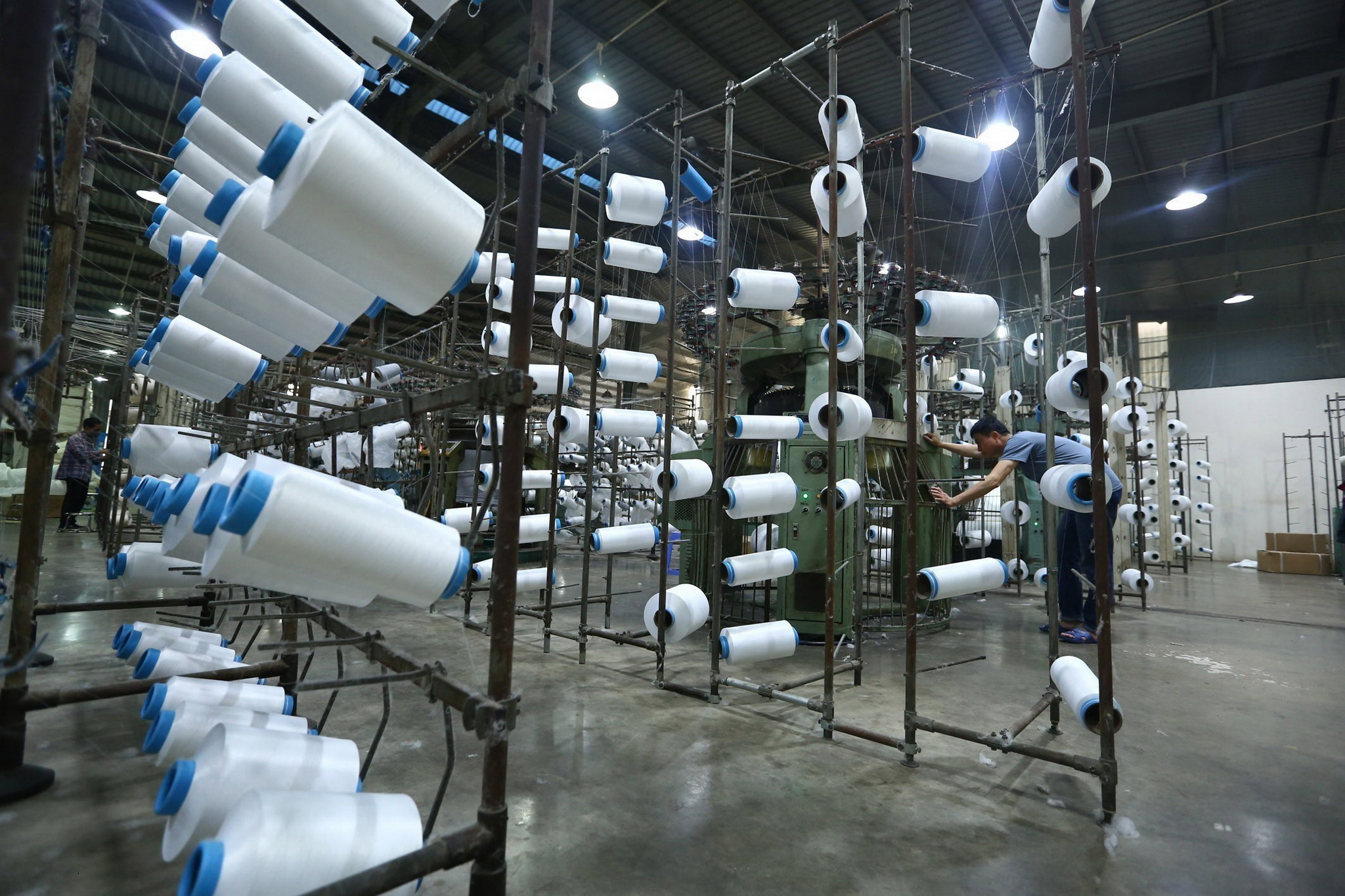 Công nhân làm việc tại nhà máy sợi. (Nguồn: TTXVN)