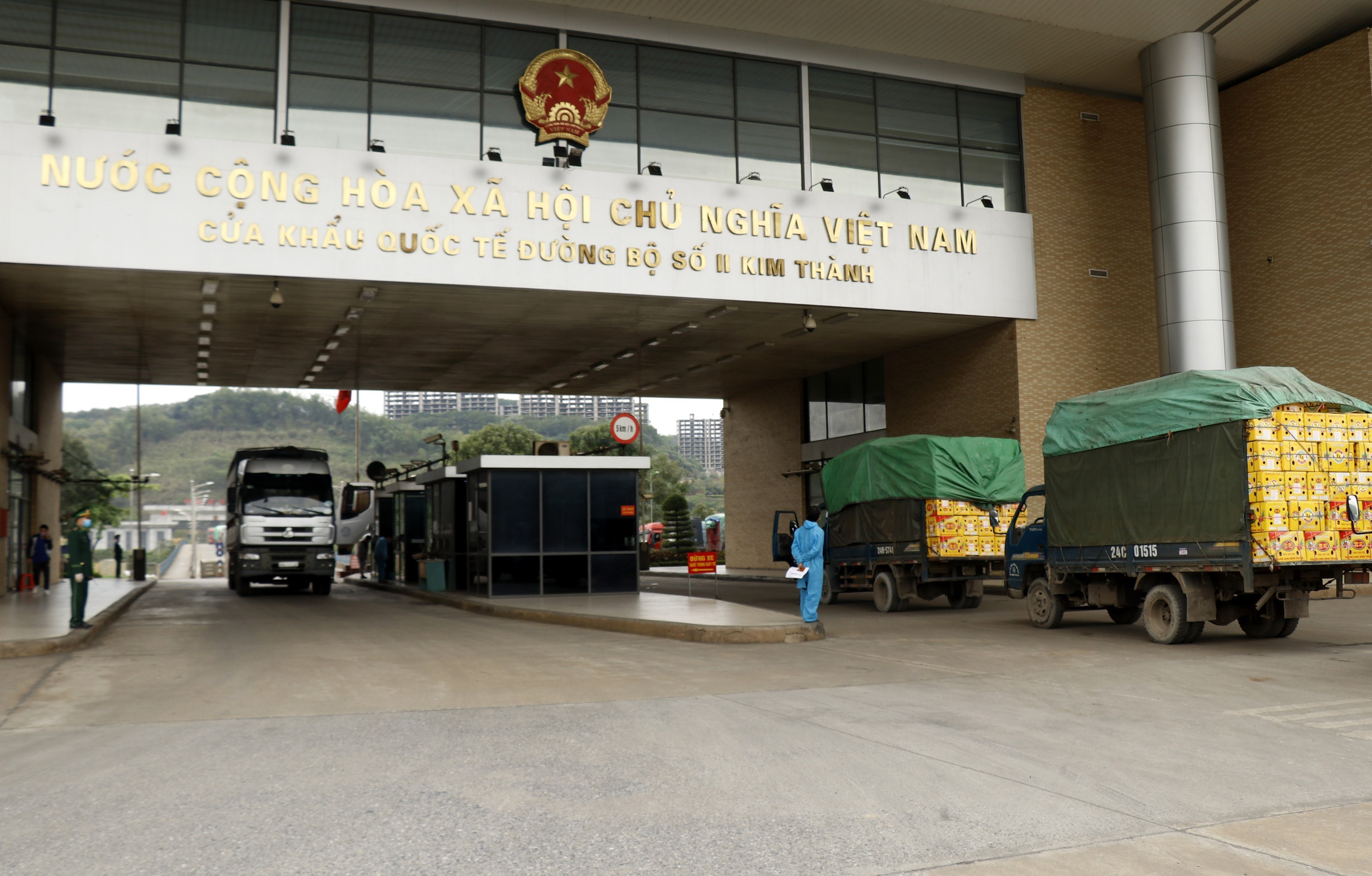 Các xe container đợi làm thủ tục xuất cảnh tại cửa khẩu quốc tế đường bộ số II Kim Thành. (Ảnh: Quốc Khánh - TTXVN)