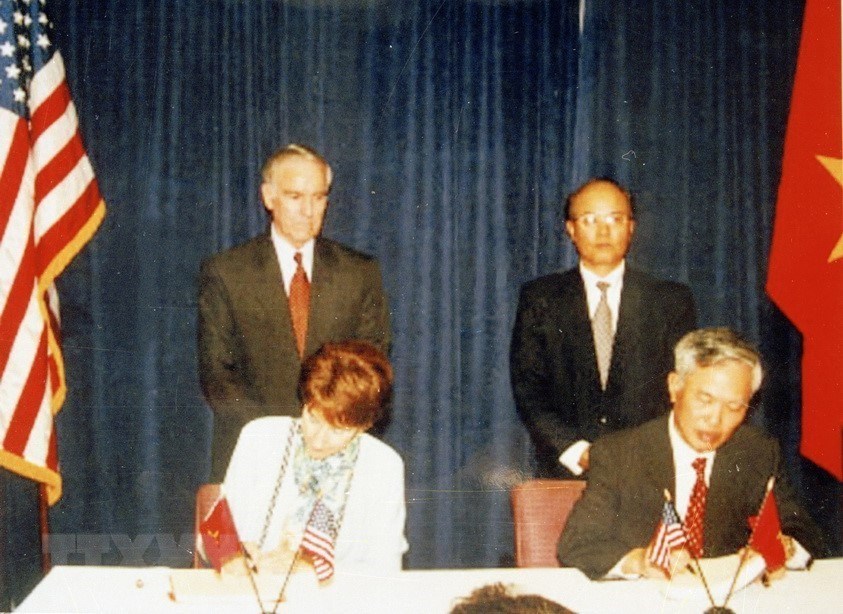 Bộ trưởng Thương mại Vũ Khoan và Đại diện thương mại Hoa Kỳ Charlene Barshefsky ký Hiệp định Thương mại Việt Nam-Hoa Kỳ, ngày 13/7/2000, tại Thủ đô Washington D.C. (Ảnh: Lê Chi/TTXVN)
