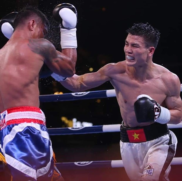 Boxer Nguyen Van Duong of Vietnam (right) punches Jenel Lausa of the Philippines at the Victory 8 event last October in Hanoi. (Photo courtesy of Nguyen Van Duong)