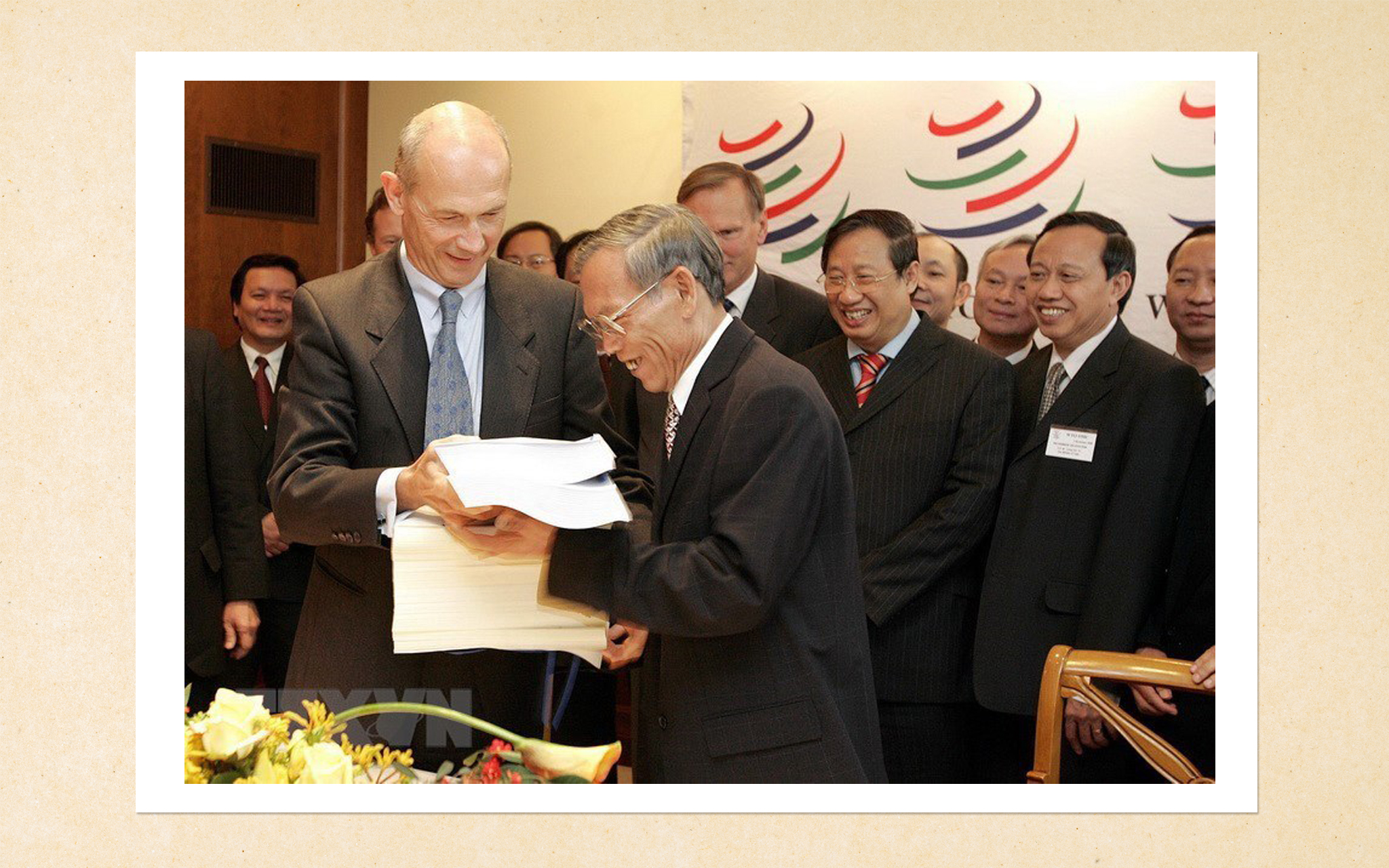 Với việc gia nhập ASEAN, lòng tin giữa Việt Nam với các nước láng giềng được nâng lên rõ rệt. Hội nhập của Việt Nam hiệu quả hơn, không chỉ là hội nhập khu vực mà là hội nhập thế giới, trong đó có bước ngoạt Việt Nam gia nhập Tổ chức Thương mại Thế giới (WTO). Trong ảnh: Trước sự chứng kiến của Phó Thủ tướng Phạm Gia Khiêm, Tổng Giám đốc WTO Pascal Lamy trao các văn kiện về việc kết nạp Việt Nam trở thành thành viên chính thức thứ 150 của WTO cho Bộ trưởng Thương mại Việt Nam Trương Đình Tuyển, tại buổi lễ kết nạp Việt Nam vào WTO, ngày 7/11/2006, tại trụ sở WTO ở Geneva (Thụy Sĩ). (Ảnh: AFP/TTXVN)
