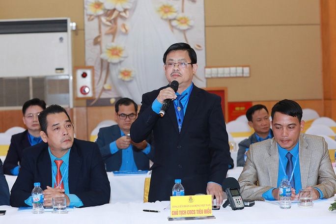 Nguyen Huu Tuan (standing), secretary of the Party cell and president of the trade union at Thanh Cong Textile Garment Investment Trading JSC