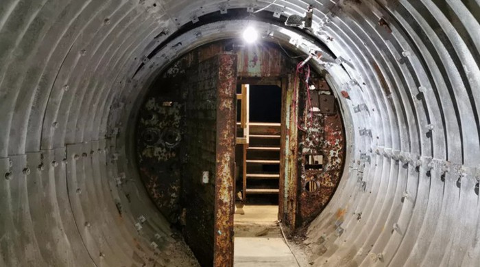 Hầm chứa tên lửa sẽ được chuyển đổi thành một Survival Condo thứ hai, vẫn còn những cánh cửa chống cháy nổ được xây từ thời Chiến tranh Lạnh. (Ảnh: Andrew Altman/CNET)