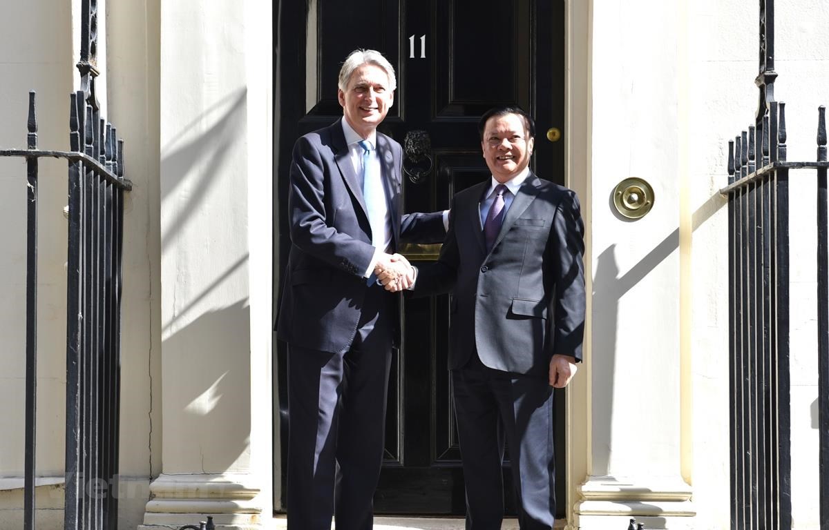 Bộ trưởng Đinh Tiến Dũng hội đàm với Ngài Philip Hammond, Bộ trưởng Bộ Ngân khố Vương Quốc Anh trong khuôn khổ Hội nghị Xúc tiến đầu tư tài chính tại Anh Quốc. (Ảnh: SSC)