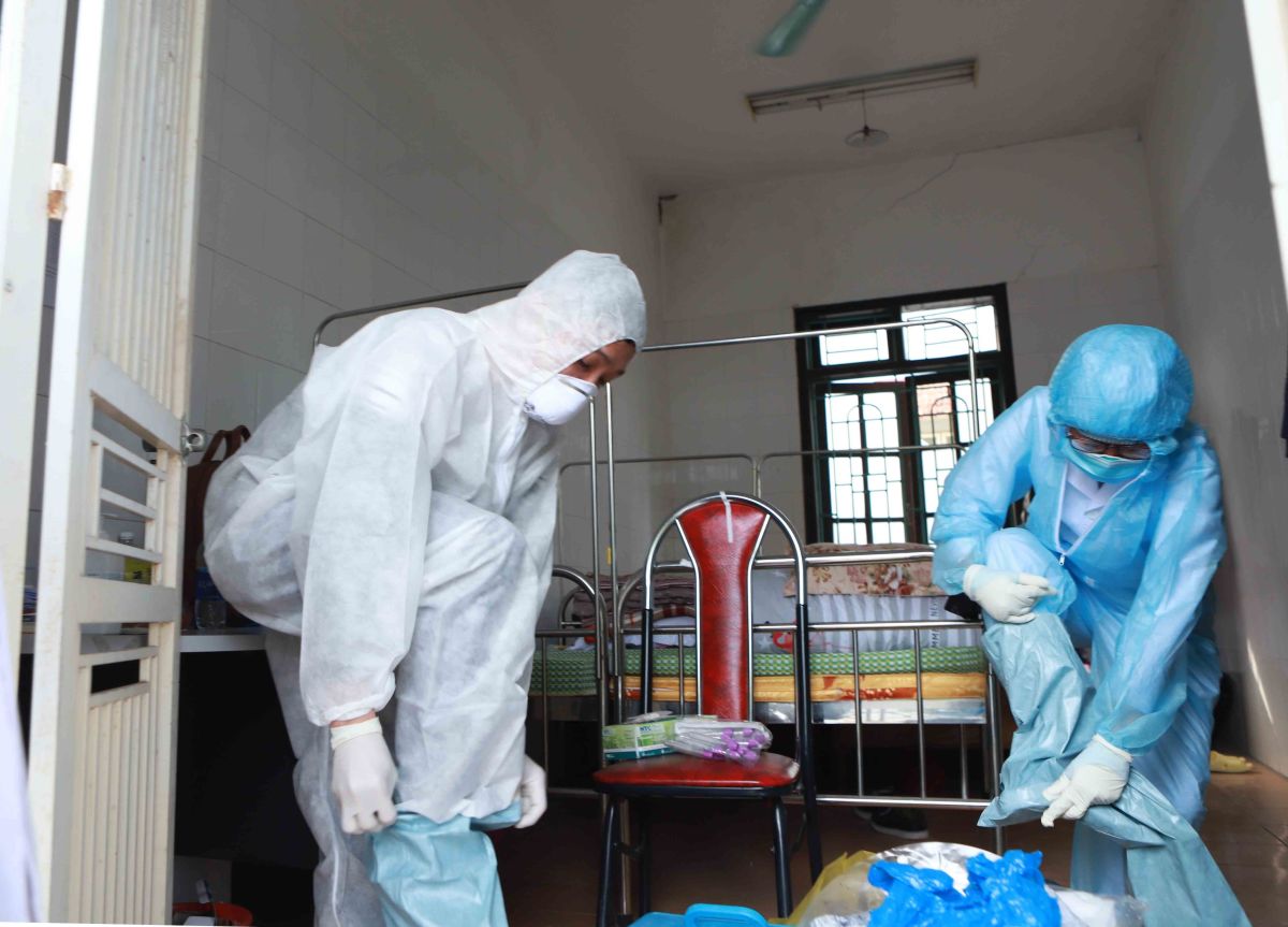 Doctors change protective clothing to avoid COVID-19 infection. (Photo: VietnamPLus)