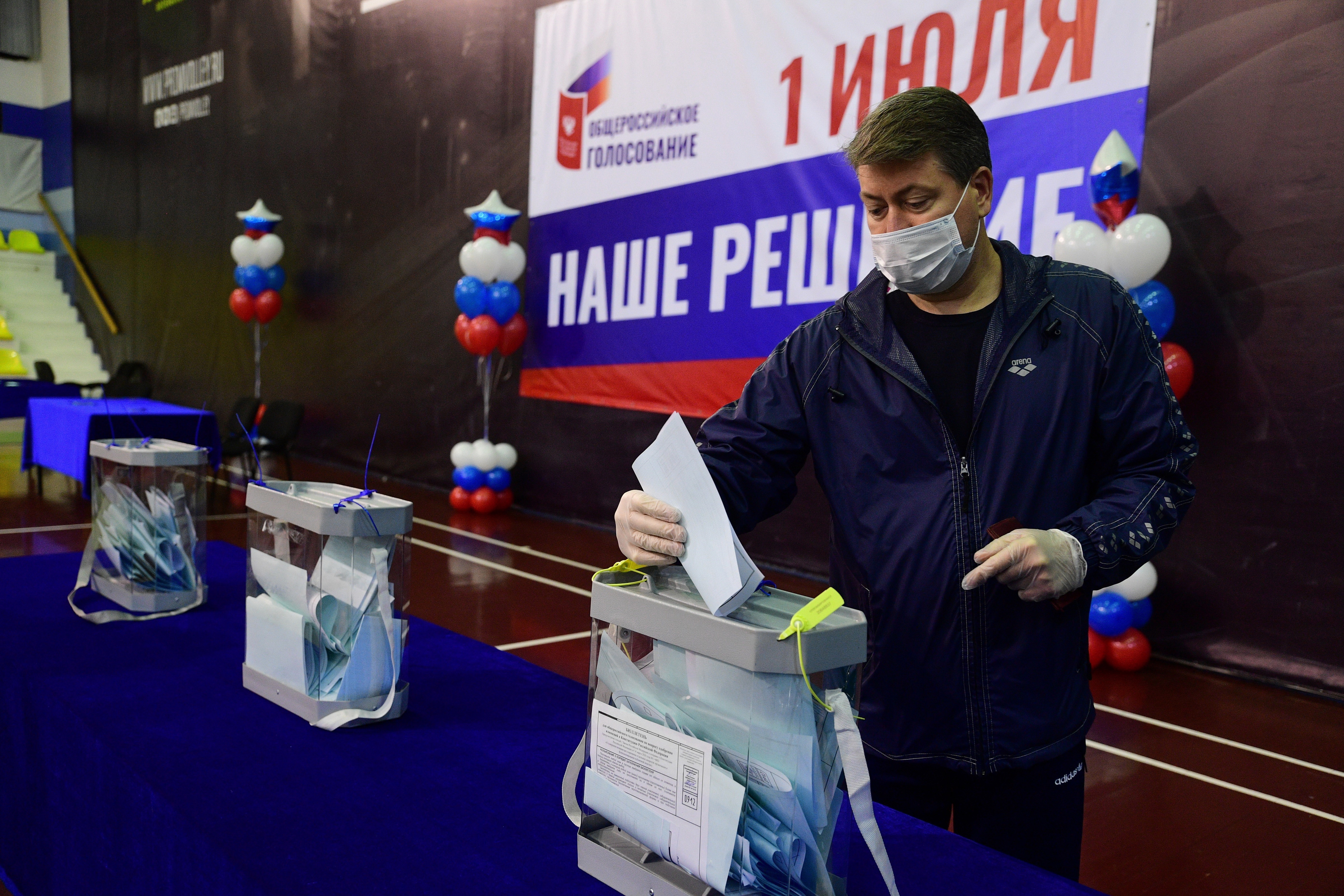 Người dân bỏ phiếu sớm về đề xuất cải cách Hiến pháp tại điểm bỏ phiếu ở thành phố Vladivostok, Nga ngày 25/6/2020. (Ảnh: AFP/TTXVN)