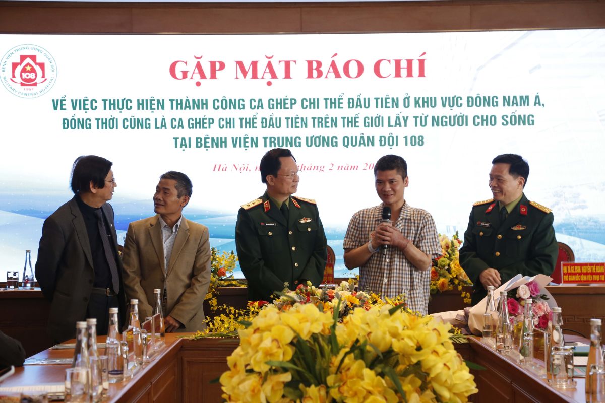 Vuong (second from right) at the press briefing (Photo: VietnamPlus) 