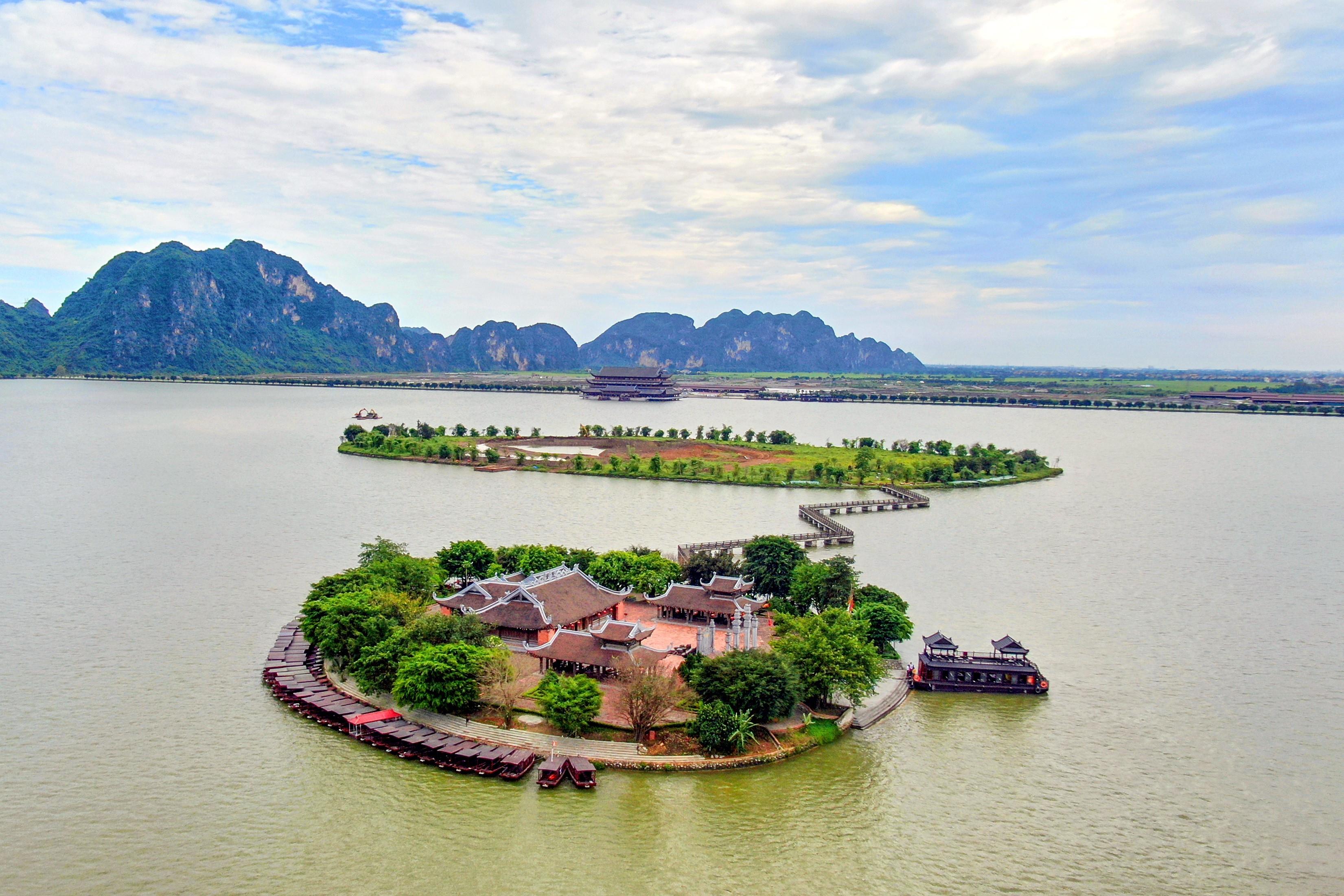 Đình Tam Chúc, khu du lịch nằm giữa lòng hồ Tam Chúc. (Ảnh: Đại Nghĩa/TTXVN)
