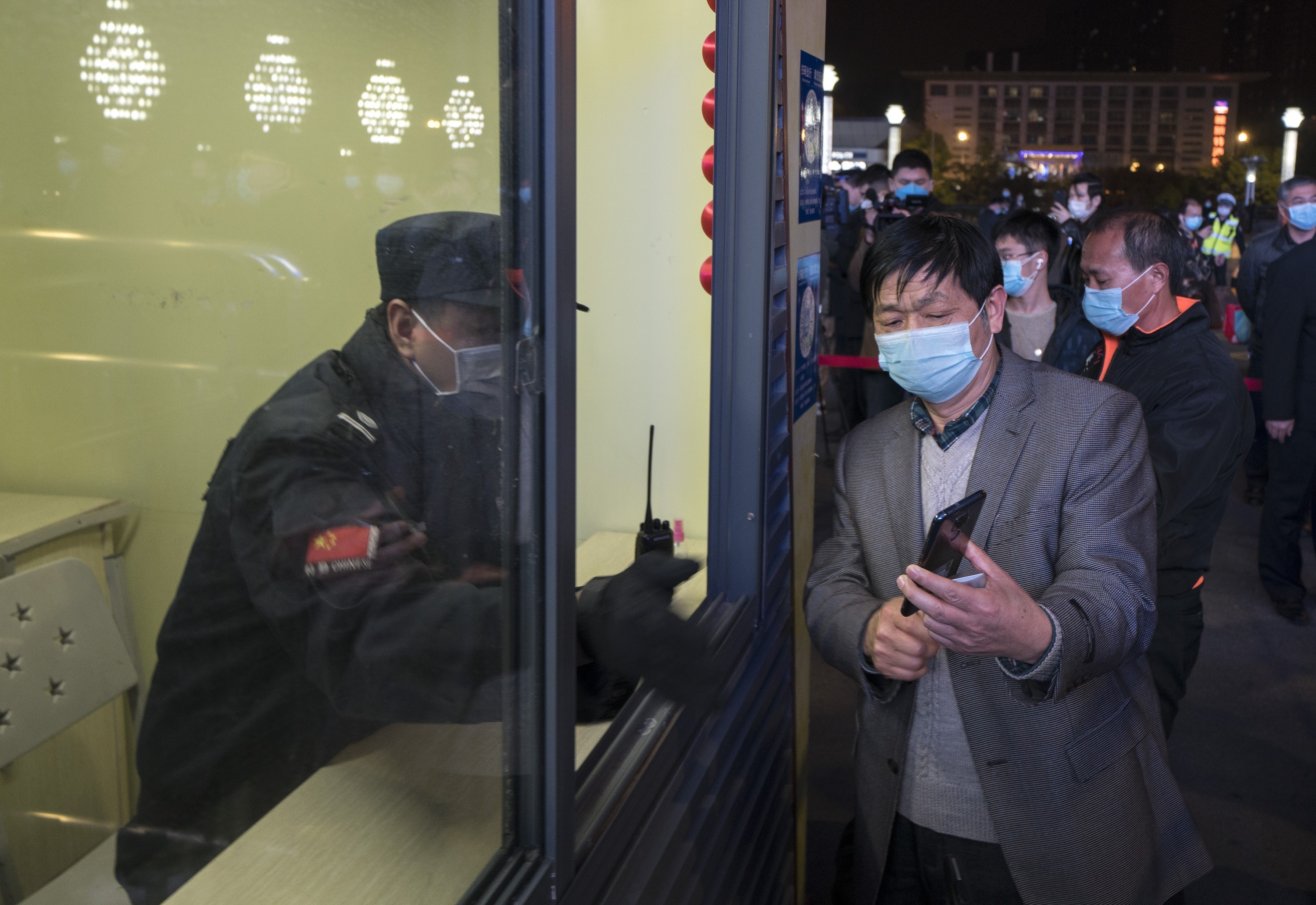 Một hành khách trình mã y tế để được phép lên tàu tại nhà ga ở Vũ Hán, Trung Quốc, ngày 7/4/2020. (Nguồn: THX/TTXVN)