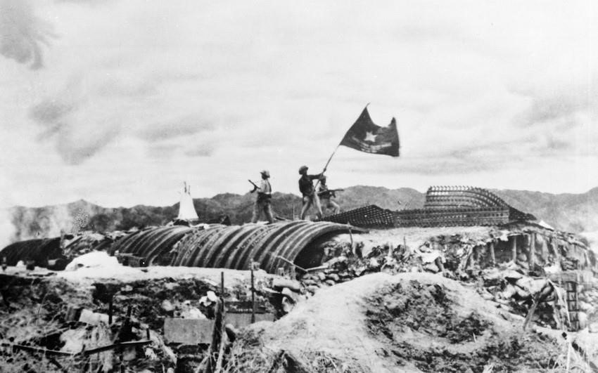 In the afternoon of May 7, 1954, the flag of the Vietnam People’s Army was raised on the top of the command bunker of general De Castries, marking the historic victory of the Dien Bien Phu campaign. (File photo – VNA)