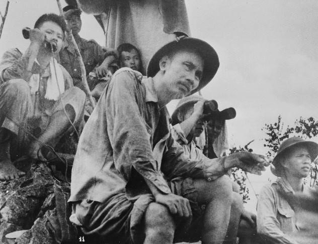 President Ho Chi Minh closely follows events during the attack on the enemy’s fortifications in Dong Khe at the start of the Border Campaign on September 16, 1950 (File photo – VNA) 
