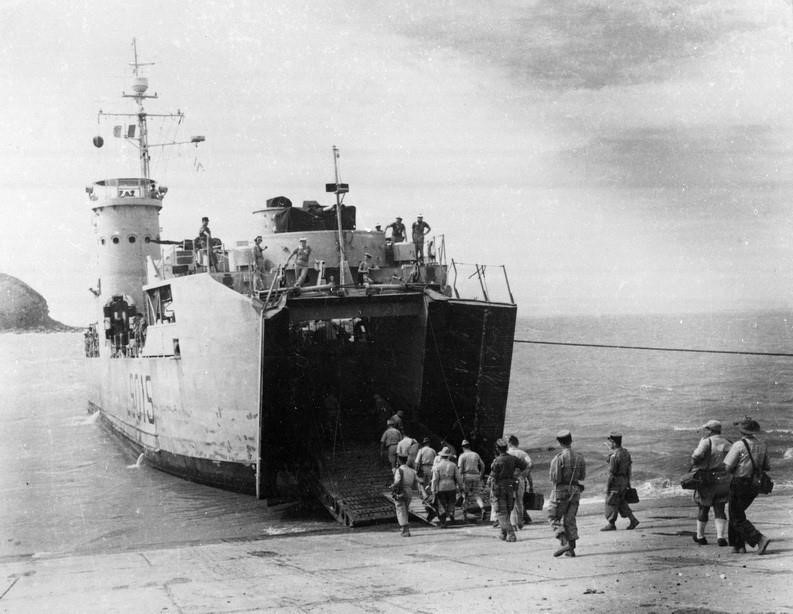 The last French soldiers are boarding a ship in Do Son to withdraw from Hai Phong on May 15, 1955, marking the complete liberation of North Vietnam (File photo – VNA)