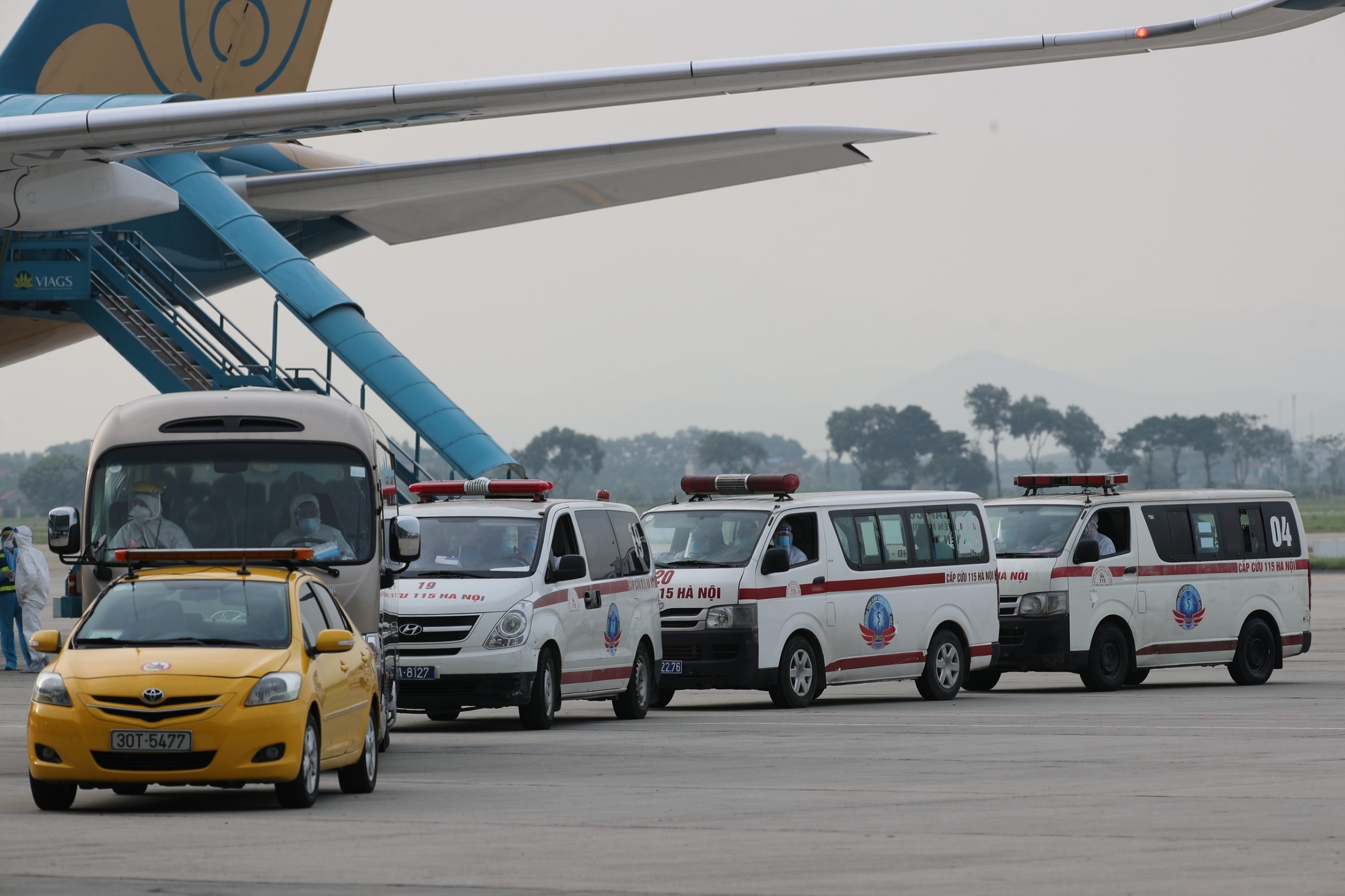 Xe ôtô chuyên dụng đưa các công dân thẳng từ sân bay về khu cách ly y tế. (Ảnh: Thành Đạt/TTXVN)