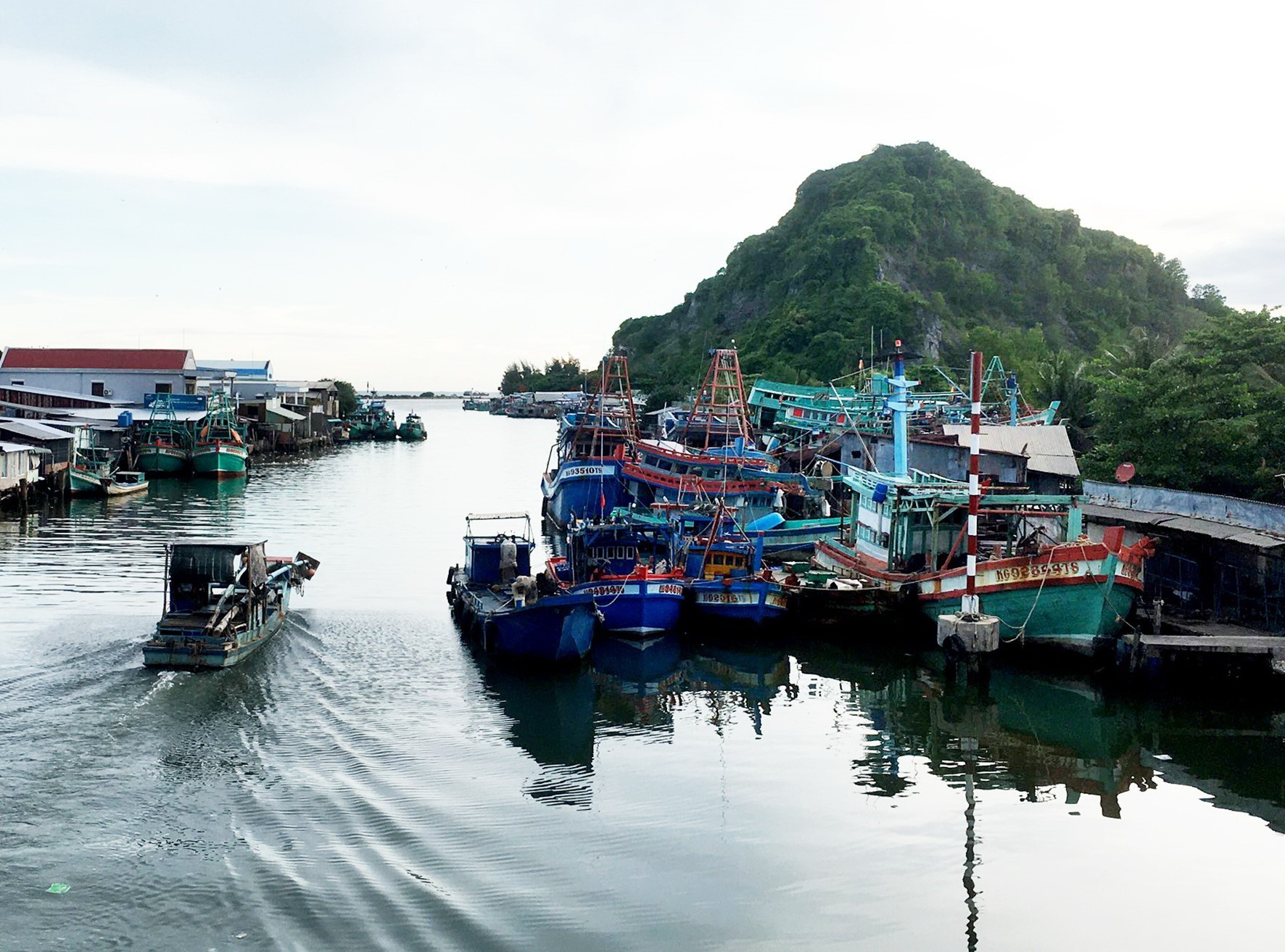 Tàu cá neo đậu tại cửa biển Ba Hòn, huyện Kiên Lương. (Ảnh: Hồng Đạt/TTXVN)