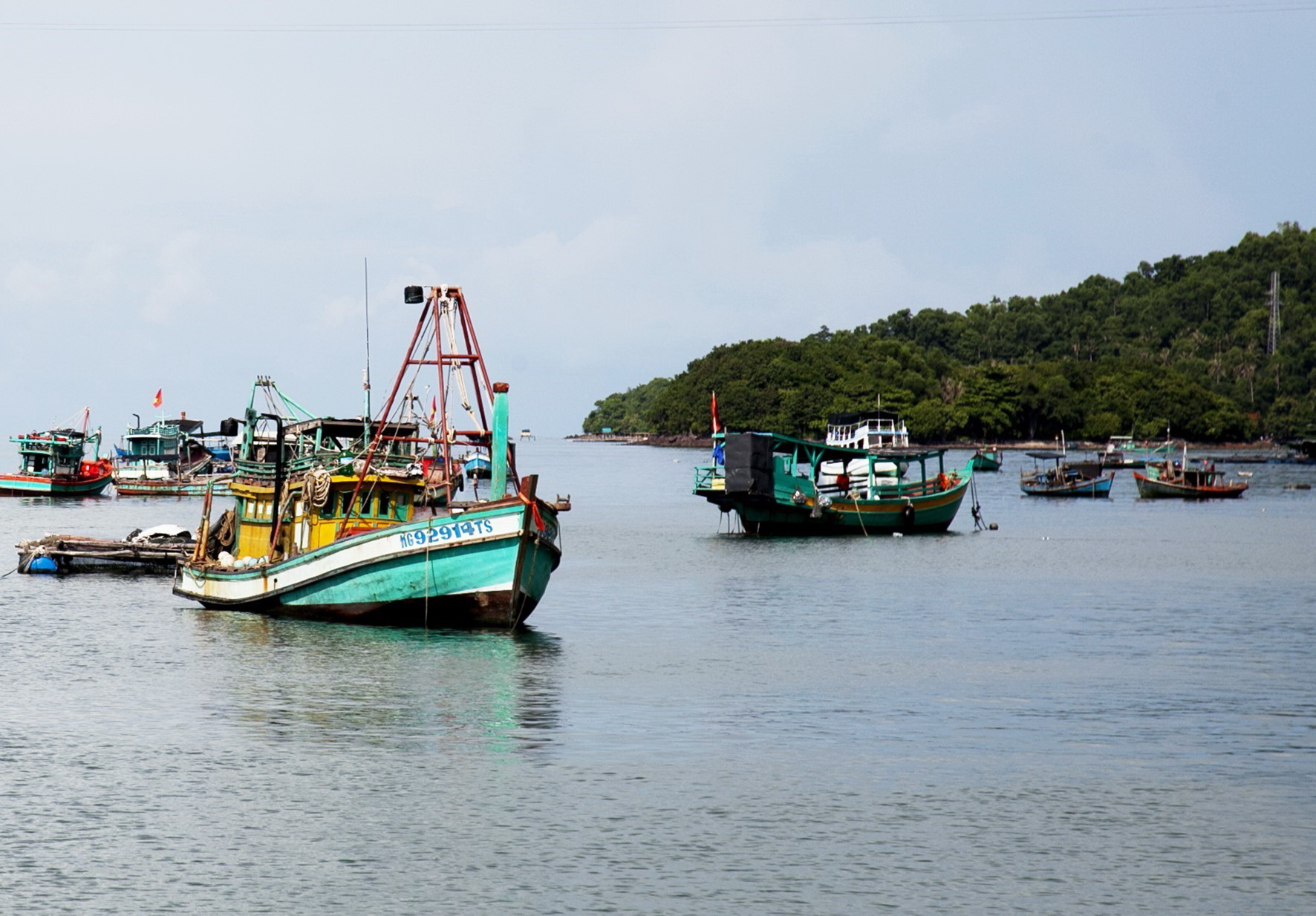 Tàu cá trên vùng biển thành phố Hà Tiên. (Ảnh: Hồng Đạt/TTXVN)