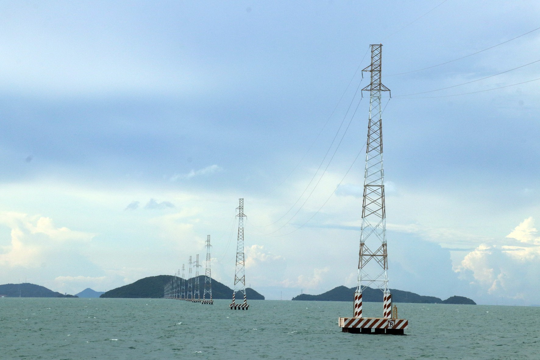 Lưới điện quốc gia ra xã đảo Hòn Nghệ, huyện Kiên Lương. (Ảnh: Lê Huy Hải/TTXVN)