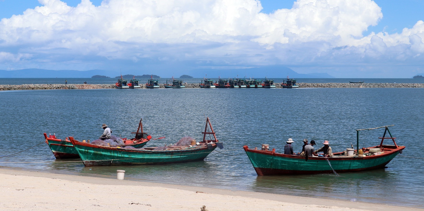 Phương tiện khai thác đánh bắt công suất nhỏ trên vùng biển thành phố Hà Tiên (Kiên Giang). Ảnh: Lê Huy Hải - TTXVN