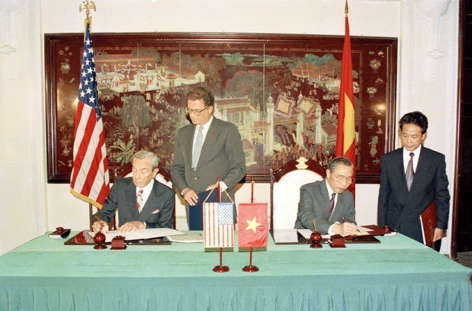 Ngày 5/8/1995, tại Hà Nội, Bộ trưởng Ngoại giao Hoa Kỳ Warren Christopher và Bộ trưởng Ngoại giao Nguyễn Mạnh Cầm ký Nghị định thư, chính thức thiết lập quan hệ ngoại giao Việt Nam-Hoa Kỳ. (Ảnh: Xuân Tuân/TTXVN)