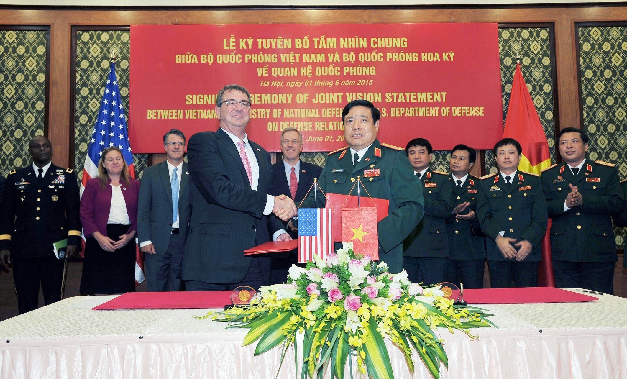 Trong chuyến thăm chính thức Việt Nam, sáng 1/6/2015, tại Hà Nội, Bộ trưởng Quốc phòng Hoa Kỳ Ashton Carter và Bộ trưởng Quốc phòng Phùng Quang Thanh ký Tuyên bố Tầm nhìn chung giữa Bộ Quốc phòng hai nước về quan hệ quốc phòng. (Ảnh: Trọng Đức/TTXVN)