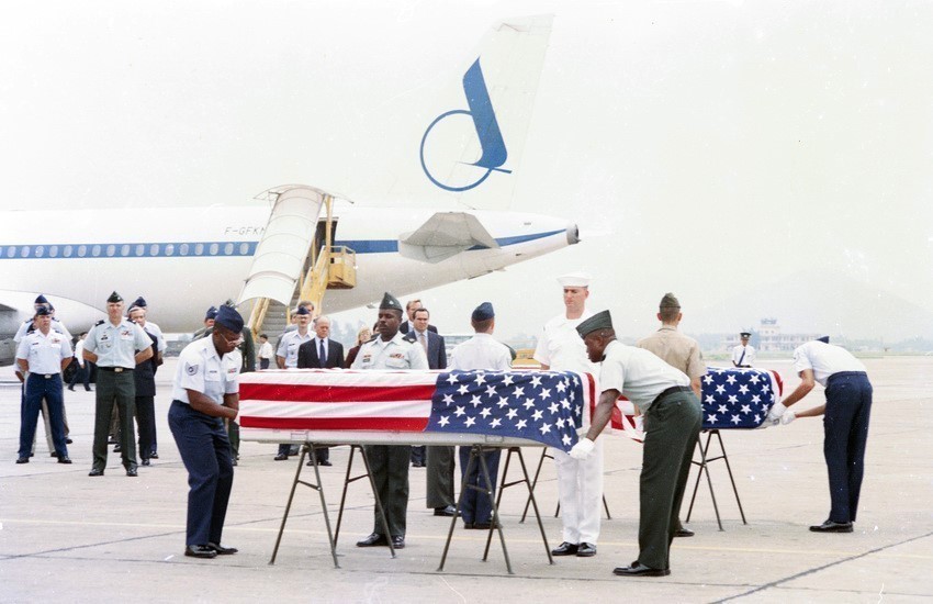Lễ tiếp nhận 4 hài cốt quân nhân Hoa Kỳ tại sân bay Quốc tế Nội Bài (Hà Nội) ngày 5/8/1995 trước sự chứng kiến của Bộ trưởng Ngoại giao Hoa Kỳ Warren Christopher. (Ảnh: Cao Phong/TTXVN)