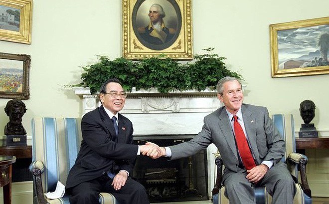 Cái bắt tay lịch sử của Thủ tướng Phan Văn Khải và Tổng thống George W. Bush tại Nhà Trắng, ngày 21/6/2005, trong chuyến thăm chính thức Hoa Kỳ từ ngày 19 - 25/6/2005, đánh dấu sự phát triển mới trong quan hệ song phương sau 10 năm bình thường hoá. Đây cũng là chuyến thăm chính thức Hoa Kỳ đầu tiên của người đứng đầu Chính phủ nước CHXHCN Việt Nam sau 30 năm kết thúc chiến tranh. (Ảnh: AP/TTXVN phát)