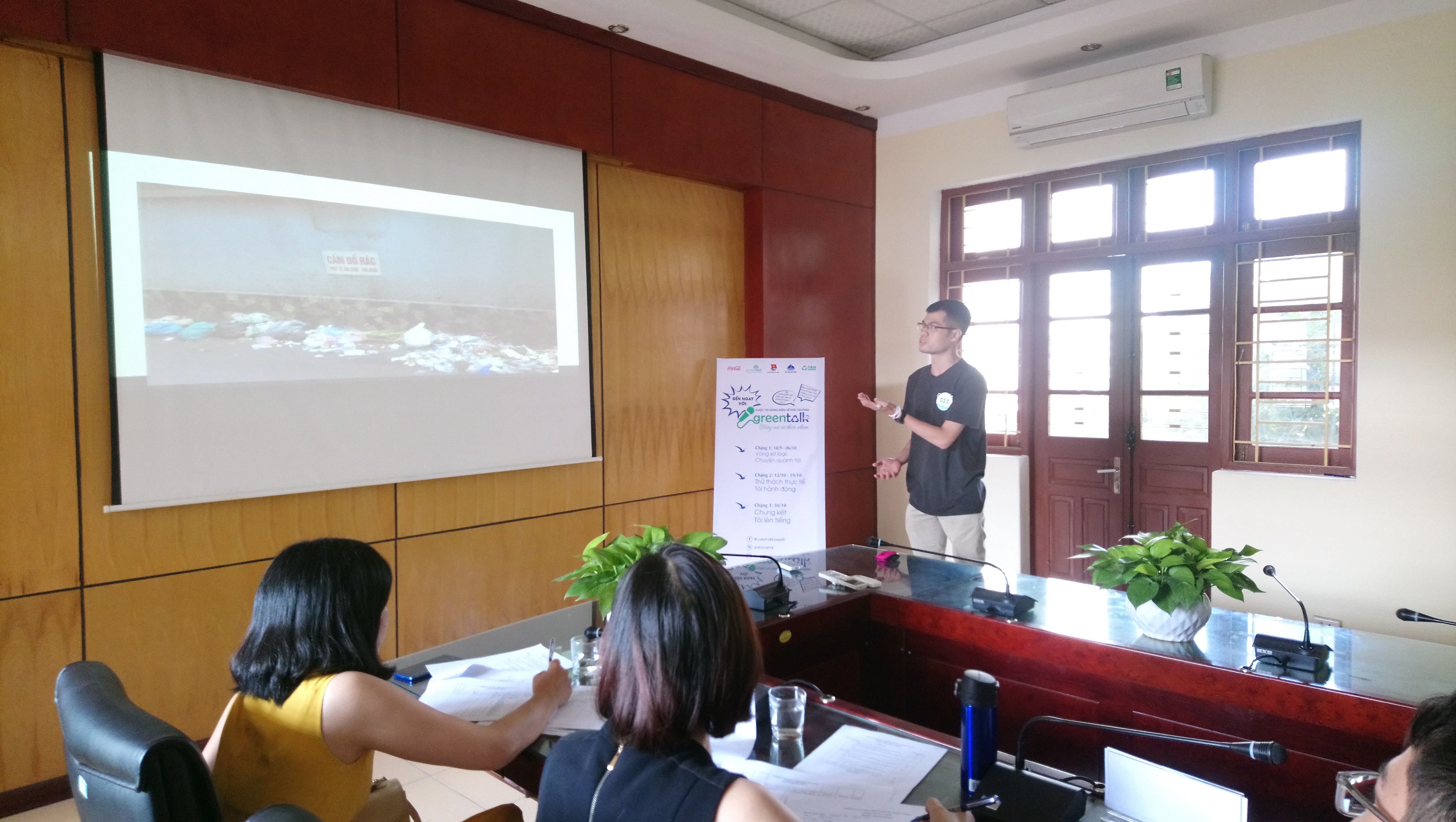 Các bạn trẻ tham gia cuộc thi Hùng biện về môi trường do Greenhub và Coca-Cola tổ chức. (Ảnh: PV/Vietnam+)