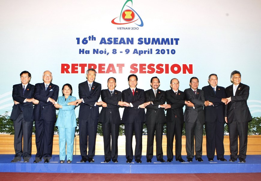 Ngày 9/4/2010, Hội nghị ASEAN 16 - Hội nghị Cấp cao ASEAN đầu tiên trong năm 2010 - đã kết thúc tốt đẹp với việc thông qua nhiều văn kiện quan trọng với chủ đề ‘Hướng tới Cộng đồng ASEAN: Từ tầm nhìn đến hành động.’ (Ảnh: Đức Tám/TTXVN)