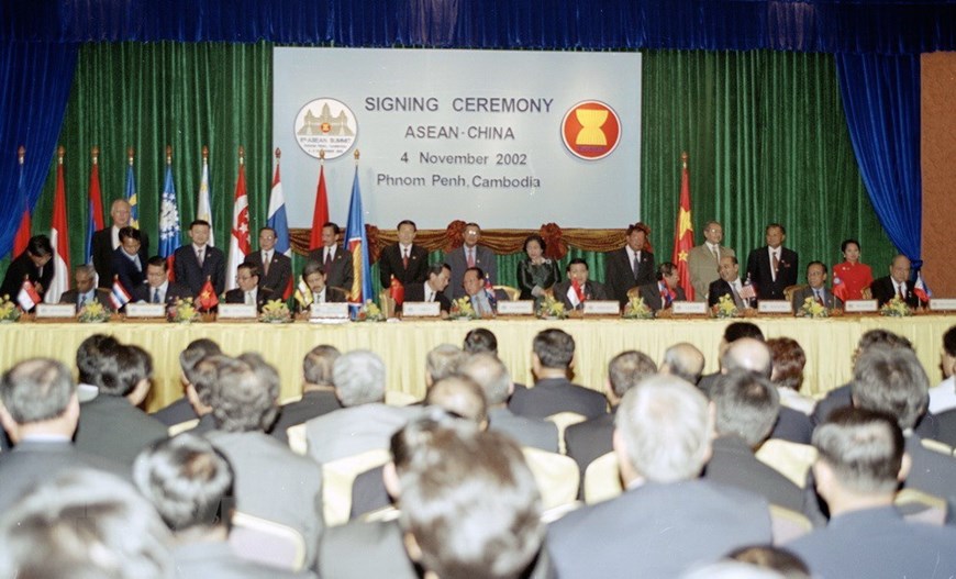 Tại Hội nghị cấp cao ASEAN lần thứ 8 được tổ chức ngày 4-5/11/2002 tại Phnom Penh (Campuchia), Tuyên bố về Ứng xử của các bên ở Biển Đông (DOC) được ASEAN và Trung Quốc ký kết - văn kiện chính trị đầu tiên mà ASEAN và Trung Quốc đạt được có liên quan đến vấn đề Biển Đông và được coi là bước đột phá trong quan hệ ASEAN-Trung Quốc về vấn đề Biển Đông. (Ảnh: Thế Thuần/TTXVN)