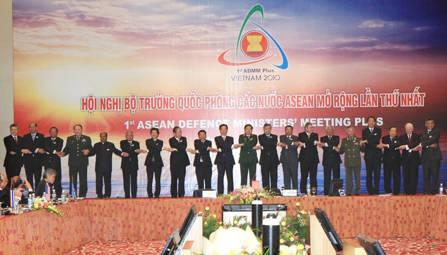 Thủ tướng Nguyễn Tấn Dũng, Bộ trưởng Quốc phòng Phùng Quang Thanh chụp ảnh chung với các Trưởng đoàn tại lễ khai mạc Hội nghị Bộ trưởng Quốc phòng ASEAN mở rộng (ASEAN+) lần thứ nhất, sáng 12/10/2010, tại Hà Nội. (Ảnh: Trọng Đức/TTXVN)