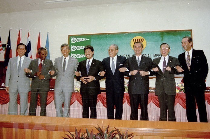 Bộ trưởng Ngoại giao Nguyễn Mạnh Cầm (thứ hai, từ phải sang), Tổng Thư ký ASEAN và các Bộ trưởng Ngoại giao ASEAN tại cuộc họp kết nạp Việt Nam trở thành thành viên chính thức thứ bảy của ASEAN, ngày 28/7/1995, tại Thủ đô Bandar Seri Begawan (Brunei). (Ảnh: Trần Sơn/TTXVN)