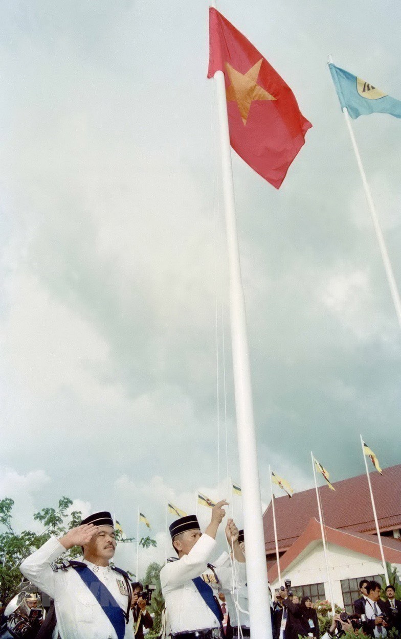 Nghi thức thượng cờ tại Lễ kết nạp Việt Nam là thành viên chính thức thứ bảy của Hiệp hội các quốc gia Đông Nam Á (ASEAN), chiều 28/7/1995, tại Thủ đô Bandar Seri Begawan (Brunei). (Ảnh: Trần Sơn/TTXVN)