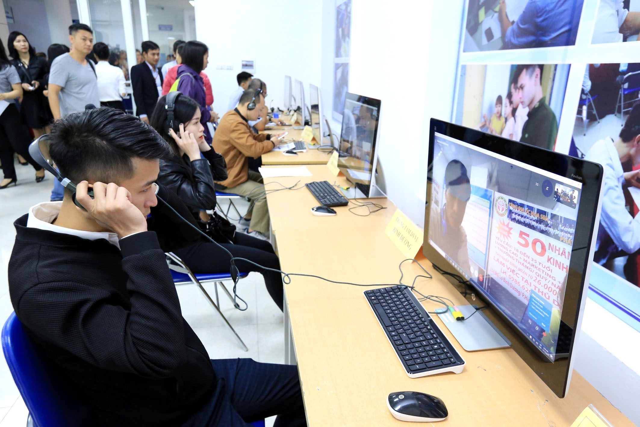 Businesses and workers are switching to online recruitment (Photo: VNA)