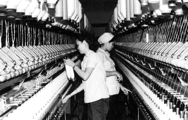 Công nhân xưởng dệt Vinatexco chủ động khôi phục lại sản xuất từ tháng 10/1975. (Ảnh: Tư liệu/TTXVN phát)