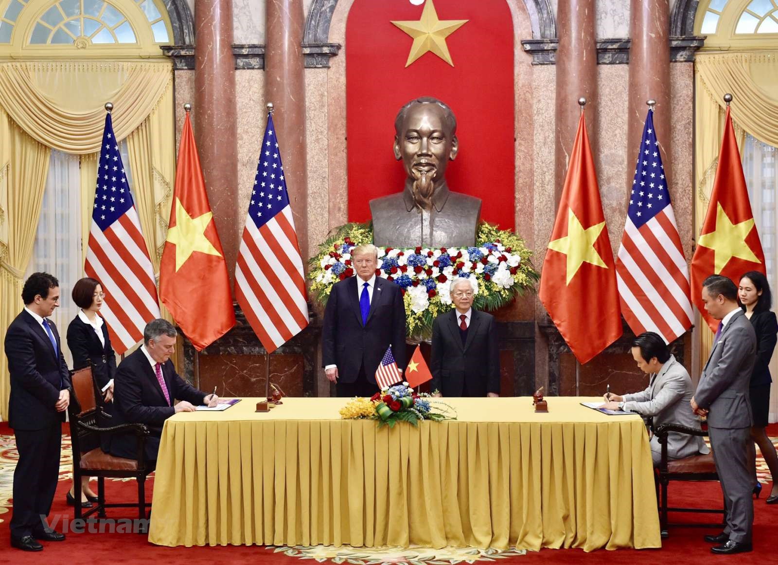 Tổng Bí thư Nguyễn Phú Trọng và Tổng thống Mỹ Donald Trump chứng kiến lễ ký kết mua 10 máy bay Boeing 787-9 Dreamliner của Bamboo Airways tháng 2/2019. (Ảnh: Vietnam+) 