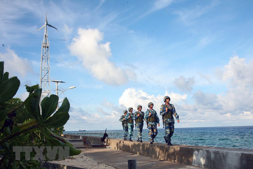 Chiến sỹ đảo Trường Sa thường xuyên nâng cao cảnh giác, ngày đêm tuần tra bảo vệ chủ quyền biển, đảo thiêng liêng của Tổ quốc. (Ảnh: Hoàng Hải/TTXVN)