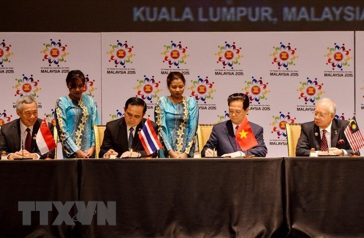 越南政府总理阮晋勇（右二）和东盟领导于2015年11月22日在马来西亚首都吉隆坡签署《2015年建成东盟共同体吉隆坡宣言》。图自越通社