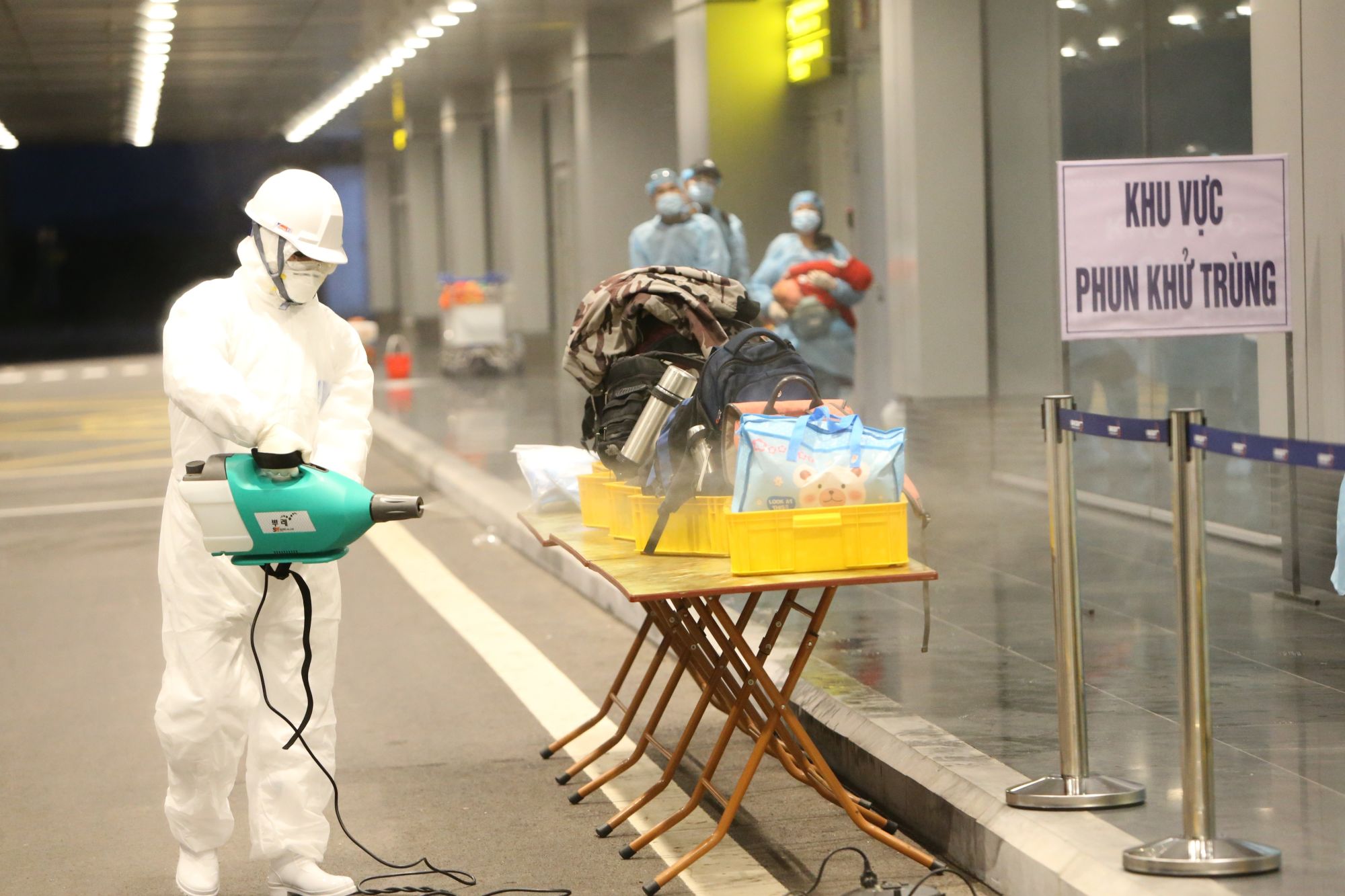 Disinfecting passengers’ luggage (Photo: VNA)