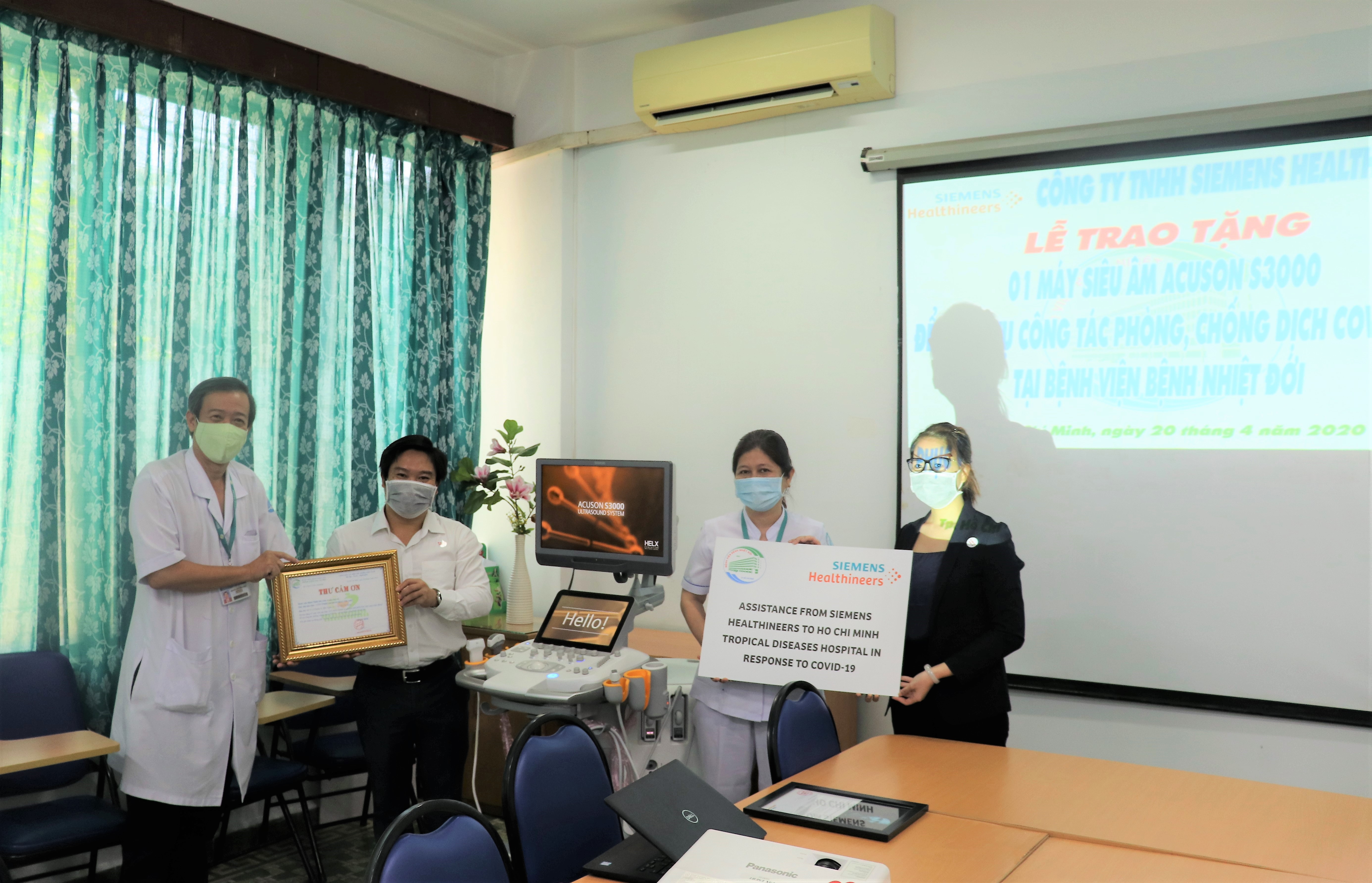 Siemens Healthineers tặng máy siêu âm cho bệnh viện Nhiệt đới thành phố Hồ Chí Minh.