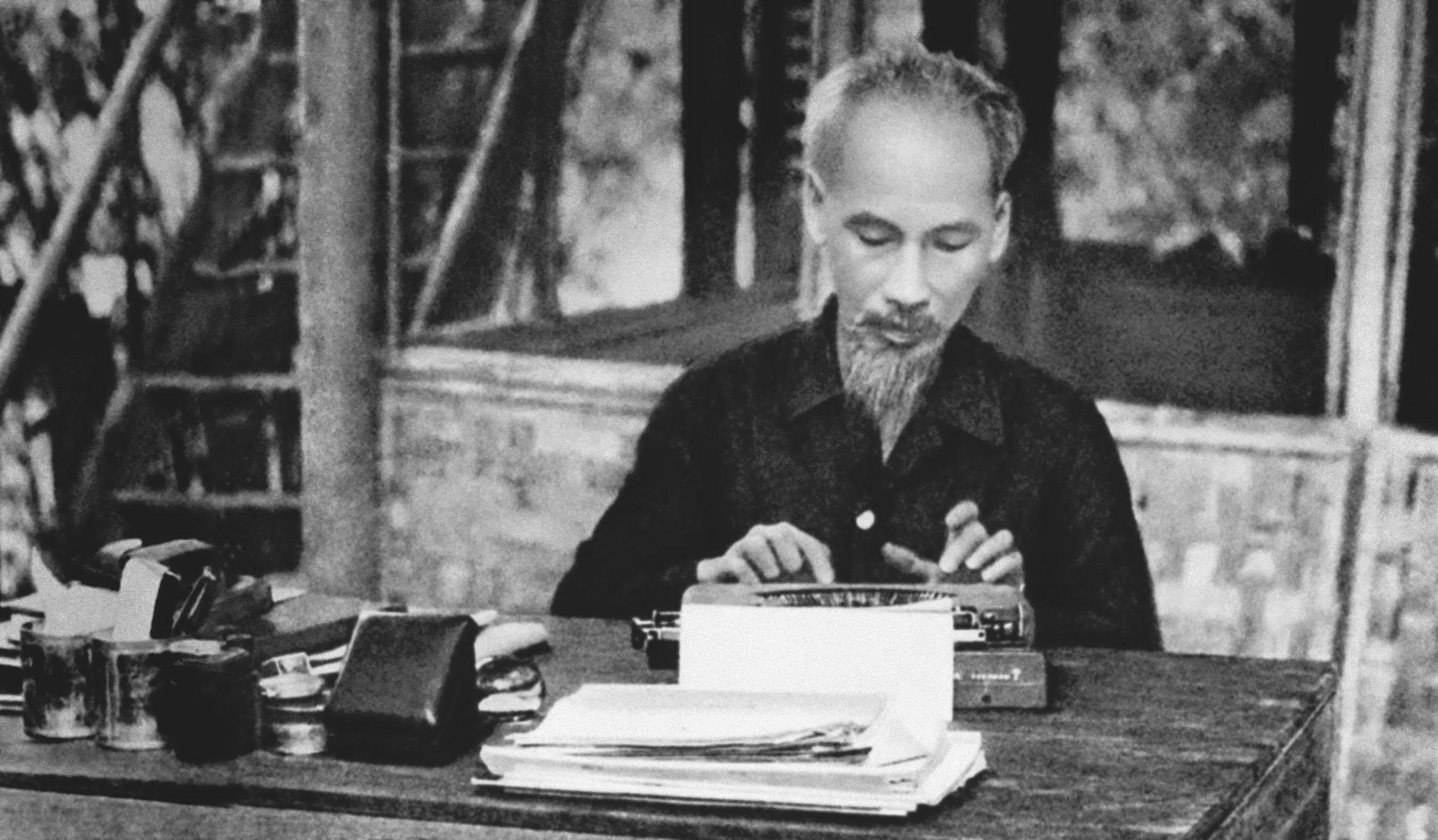 President Ho Chi Minh was the founder of the Communist Party of Vietnam and the State, as well as the father of the Vietnamese revolutionary press. He was also a great journalist. Along with his excellent press articles, the late leader left younger generations with a special heritage – Ho Chi Minh thoughts about the revolutionary press, the style and the art of the revolutionary press (File photo: VNA)
