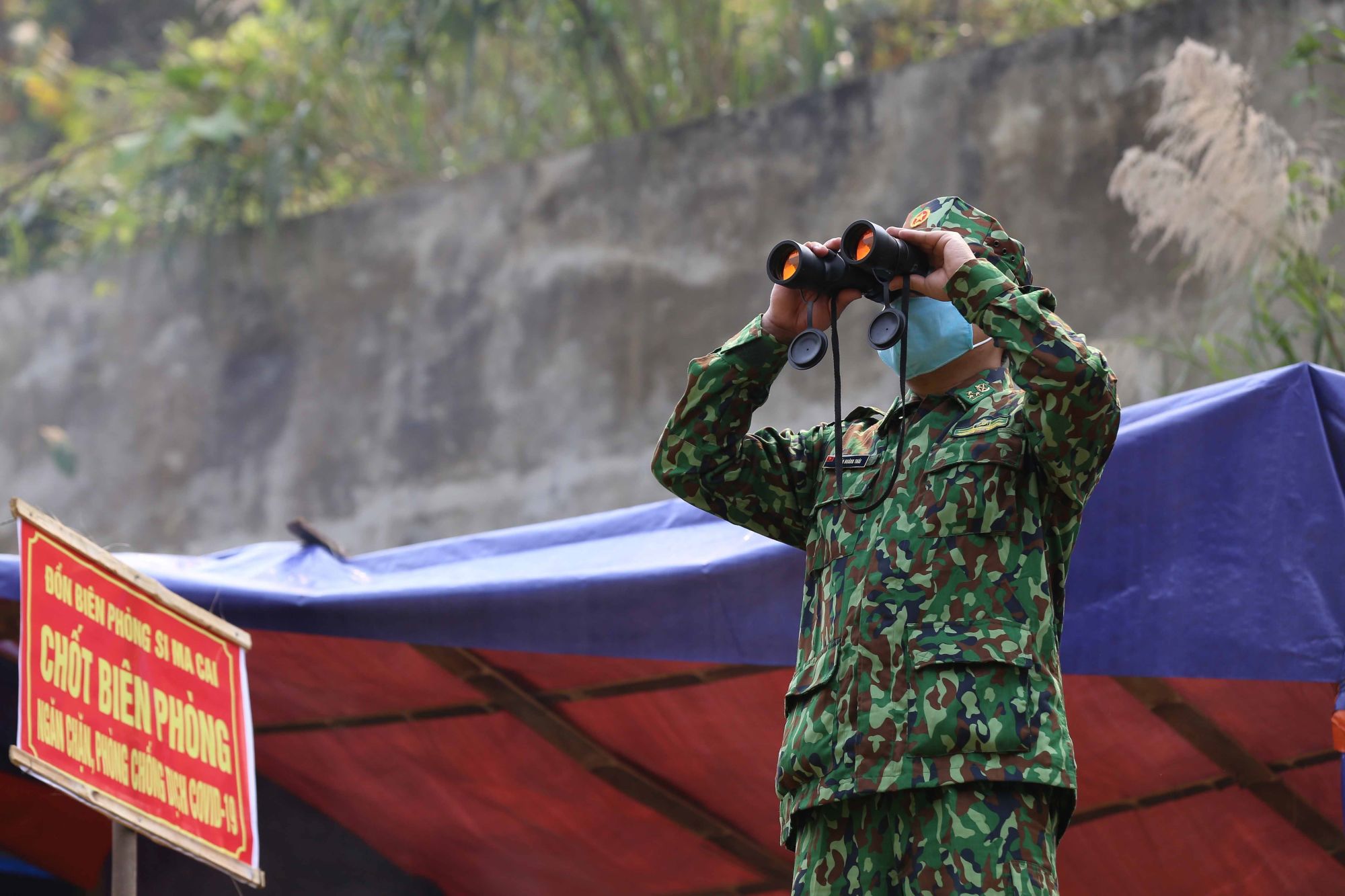 A soldier of the Si Ma Cai border guard post stands guard to prevent COVID-19 transmission (Photo: VNA)