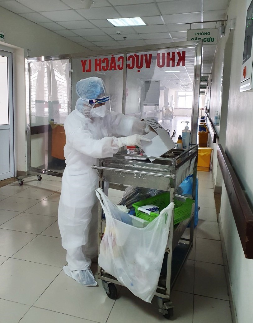 A nurse at work in the National Hospital for Tropical Diseases (Photo: VietnamPlus)