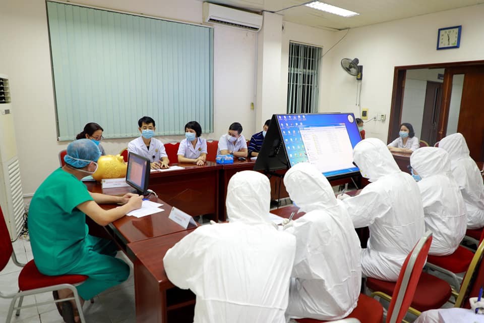A meeting of doctors at Hospital No.2 in Quang Ninh (Photo: VietnamPlus)