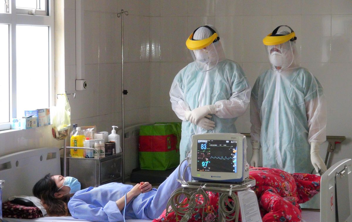 Health workers take care of COVID-19 patient no.52 at Hospital No. 2 in Quang Ninh (Photo: VietnamPlus)