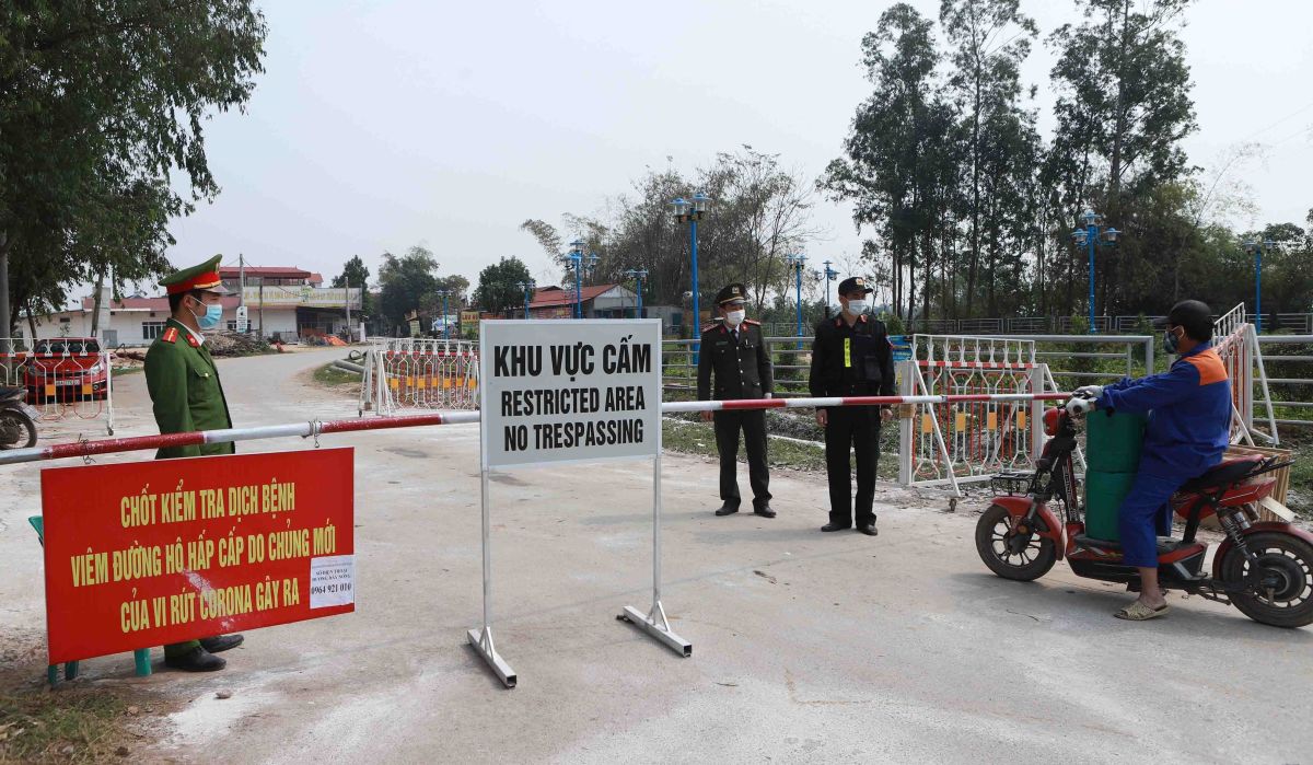 COVID-19 checkpoints are set up at the entrances to Son Loi commune. (Photo: VNA)