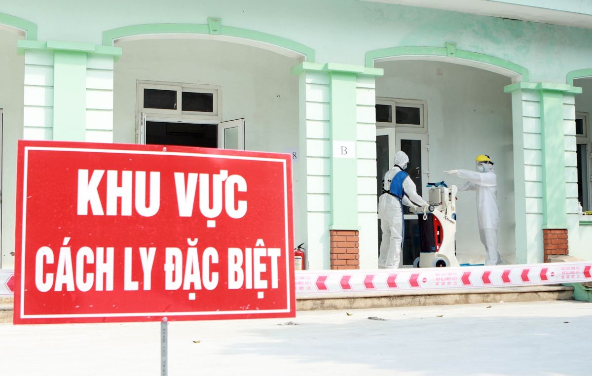 Technicians prepare for radiography for patients in a special quarantine area at the Quang Ha General Clinic, Binh Xuyen district. (Photo: VNA)
