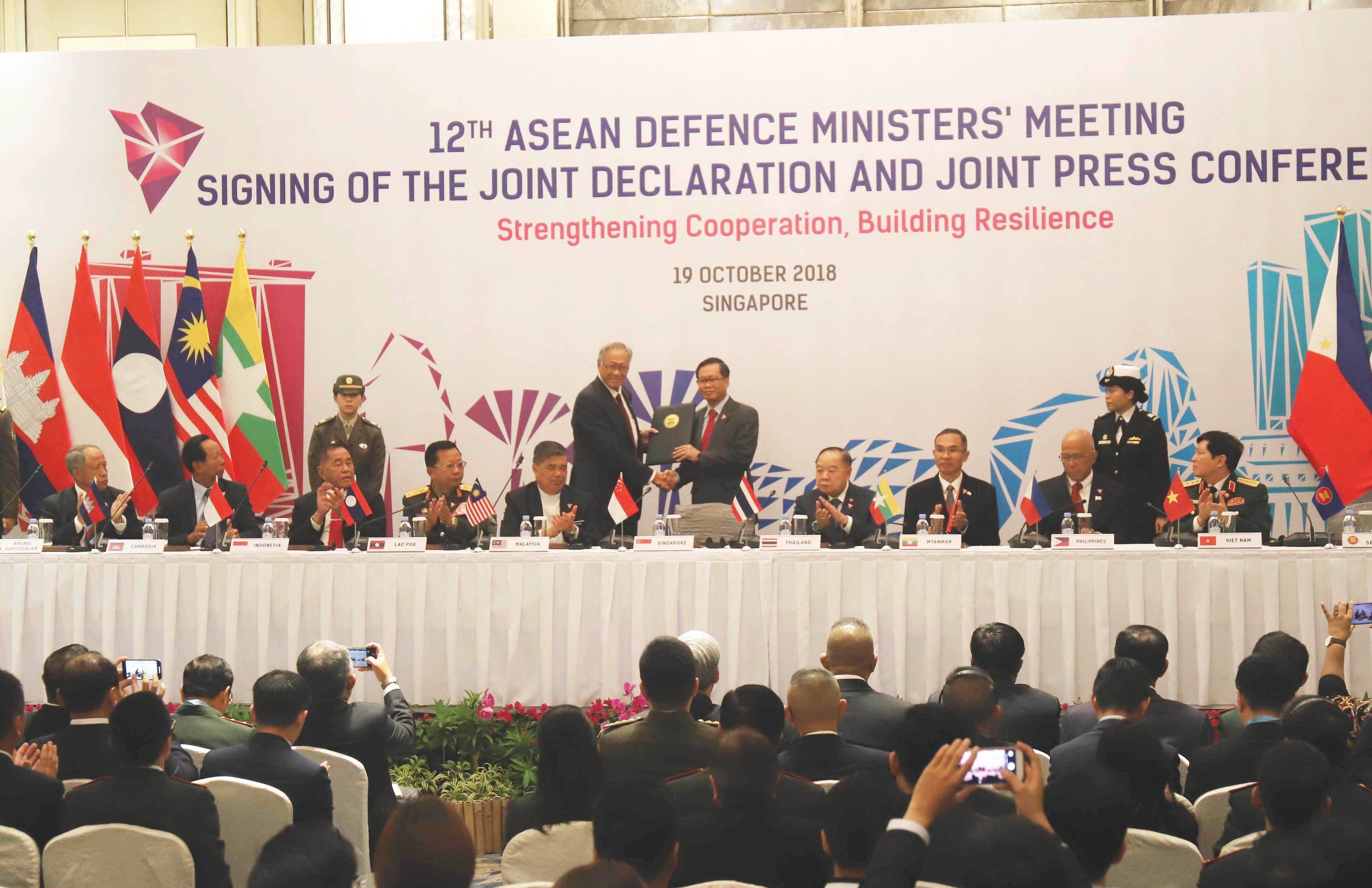  Lễ ký và ra Tuyên bố chung của Hội nghị Bộ trưởng Quốc phòng ASEAN (ADMM) lần thứ 12 diễn ra ở Singapore, ngày 19/10/2018. (Ảnh: Xuân Vịnh/TTXVN)