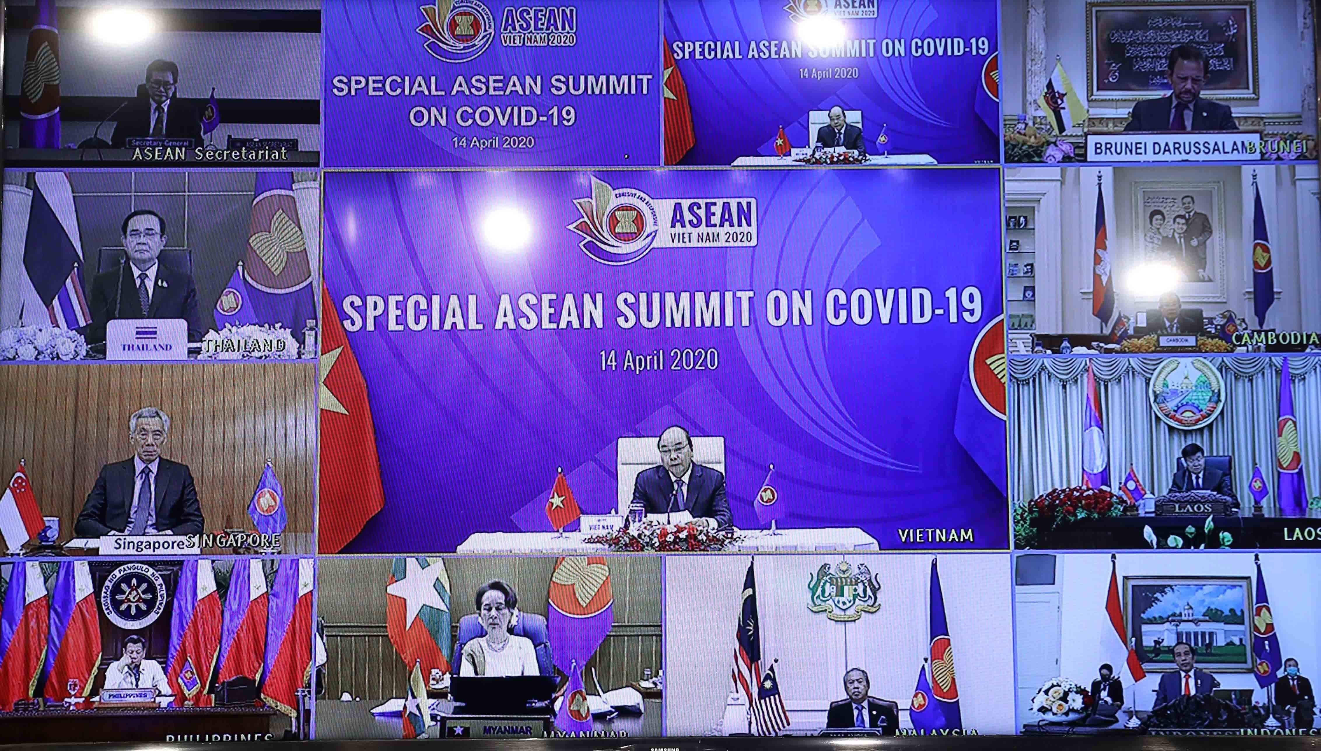 Sáng 14/4/2020, tại Hà Nội, Thủ tướng Nguyễn Xuân Phúc, Chủ tịch ASEAN 2020 chủ trì Hội nghị trực tuyến Cấp cao đặc biệt ASEAN về ứng phó dịch bệnh COVID-19. (Ảnh: Thống Nhất/TTXVN)