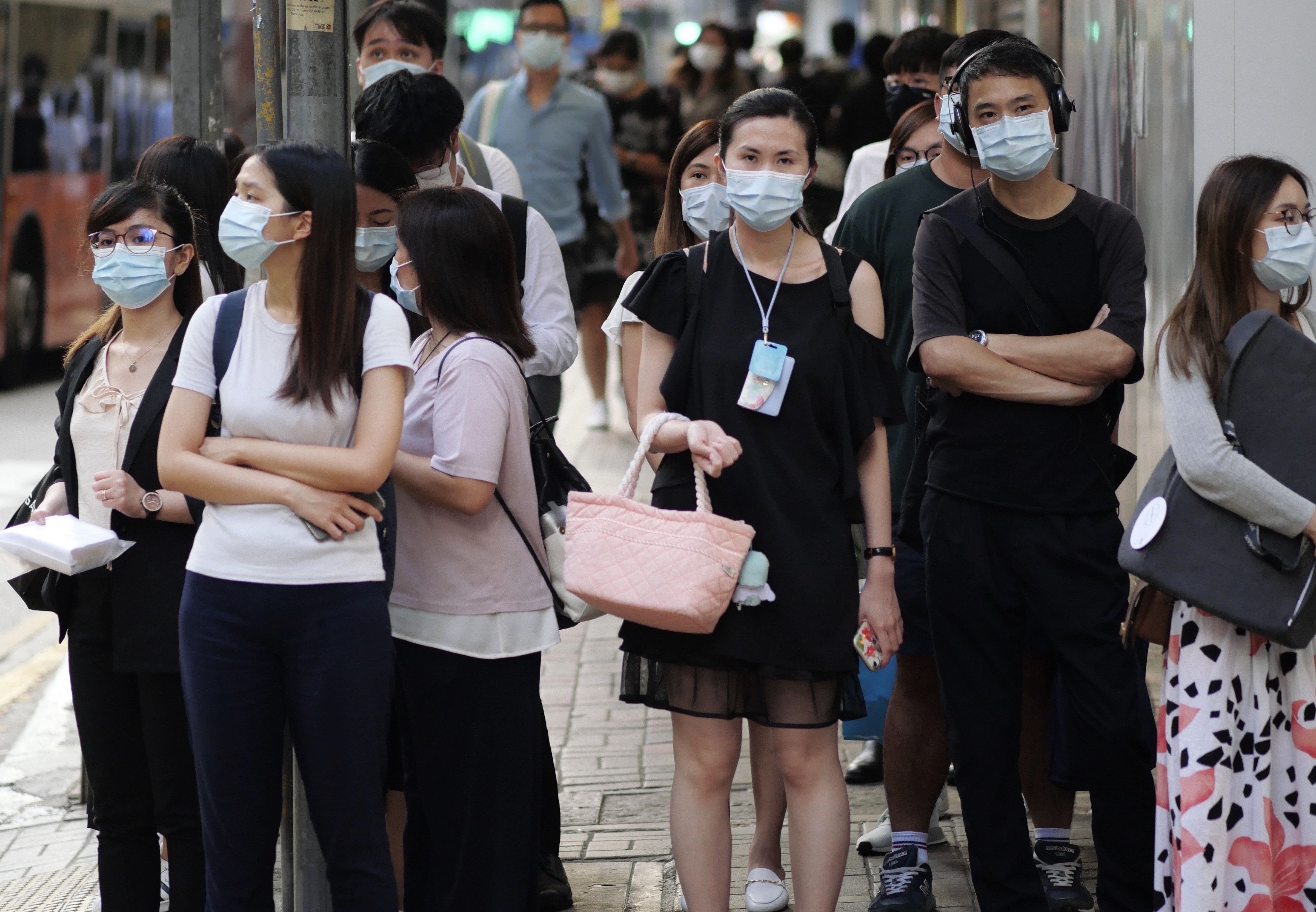 Người dân đeo khẩu trang phòng dịch COVID-19 tại Hong Kong, Trung Quốc ngày 27/7/2020. (Nguồn: THX/TTXVN)